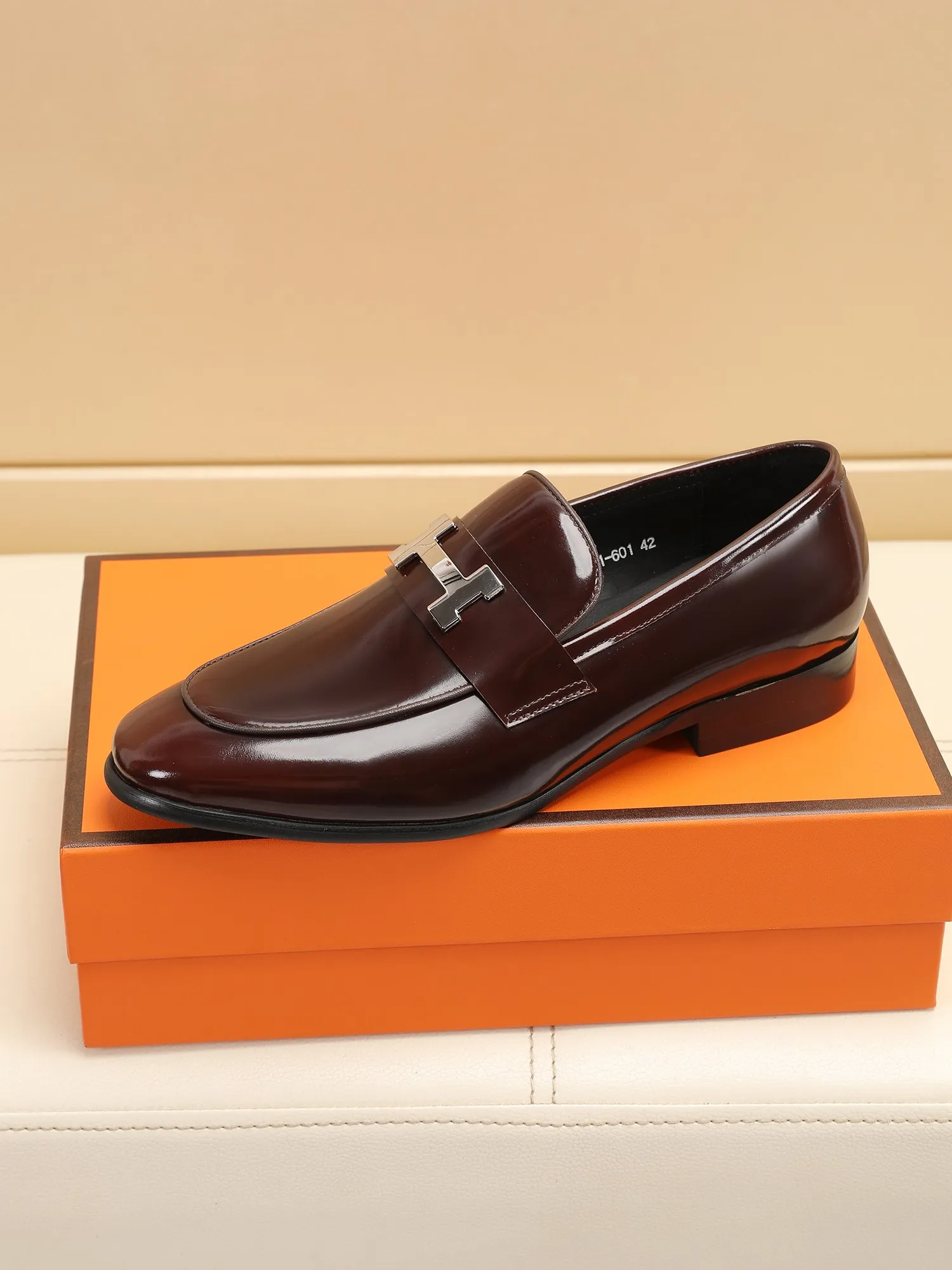 Factory price 460💶[HERMES] (cowhide lining)🍀Italian top luxury🍀He does not pursue novel styles and gorgeous colors, but attracts the favor of successful men with his flawless, elegant and classic style! This very, very comfortable, simple and stable style makes it easy to match any style! The pattern is absolutely 1:1 refined from the original case, and we strive for excellence in materials, imported cowhide + cowhide lining💪💪💪extraordinary texture👍! .Code number: 39 to 44 (38.4546 customized)